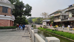 赵薇爱上打沙狐球，动作十分到位